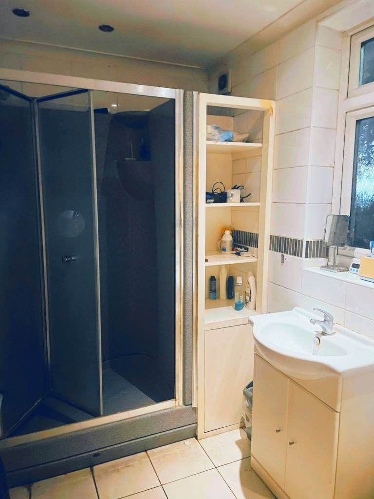 Large Double Bed room for rent in Romford