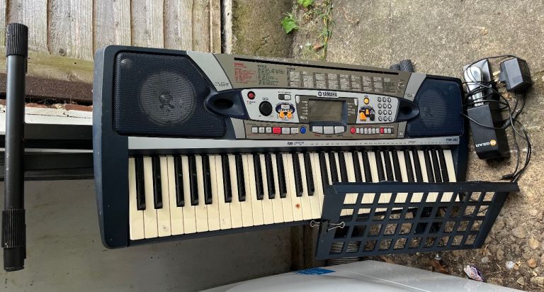 Yamaha keyboard with stand and pedal