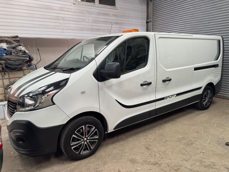 Absolutely stunning 19 Renault Trafic LWB – 1 Owner – ONLY 36,000 Miles 