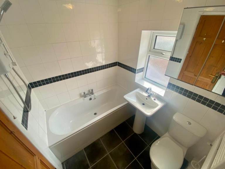 3 bedroom Semi detached house for rent