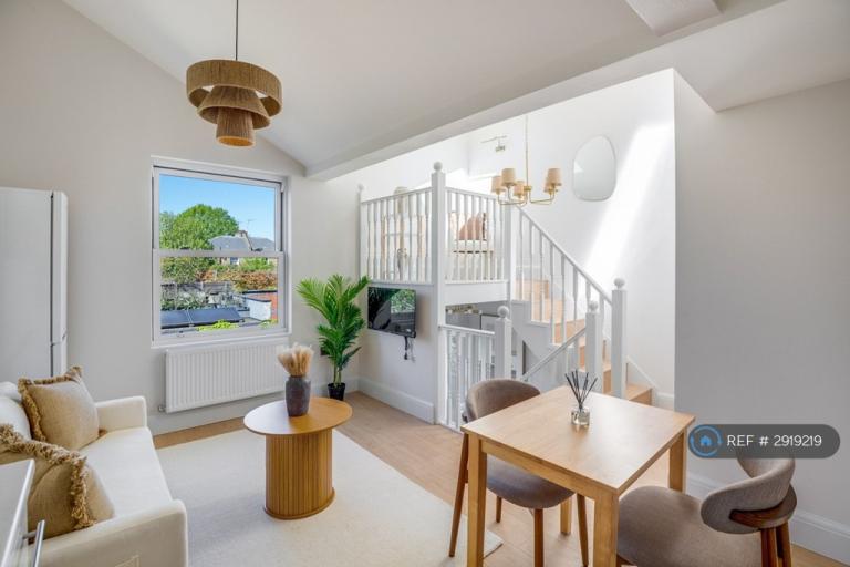 2 bedroom flat in Westbourne Park Road, London, W11 (2 bed) (#2919219)