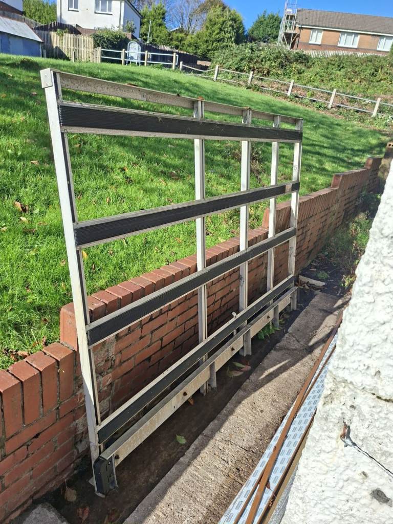 Aluminium glass frail