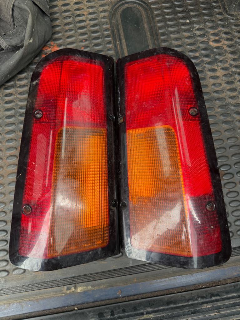 Pair of Land Rover discovery 2 facelift rear tail light lenses 