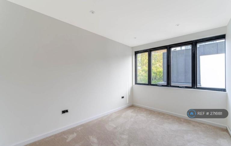 2 bedroom flat in High Street, Purley, CR8 (2 bed) (#2716181)