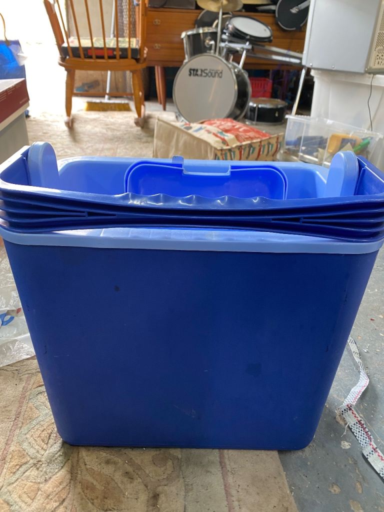 Blue Plastic Cooler Box with Tray – Good Condition