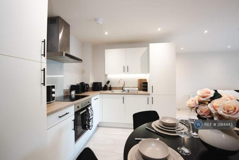 1 bedroom flat in Centenary House, Leeds, LS2 (1 bed) (#2914443)