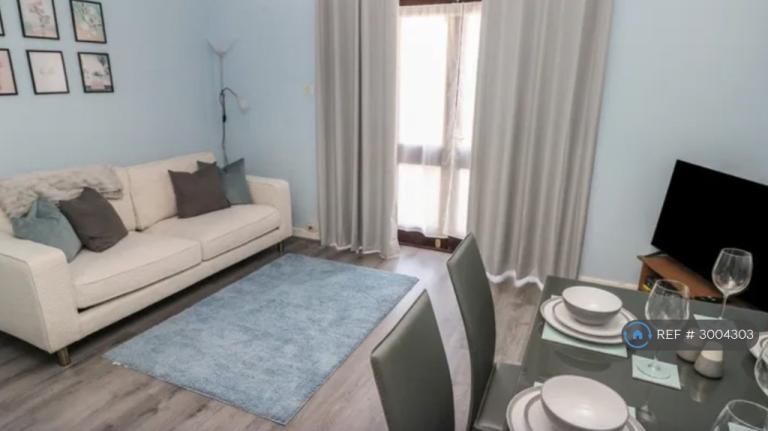 2 bedroom flat in The Clicketts, Tenby, SA70 (2 bed) (#3004303)