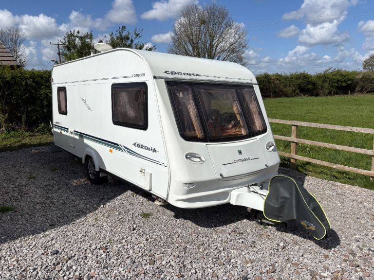 COMPASS CORONA 505 FIXED BED WITH MOTOR MOVER & AWNING 2004
