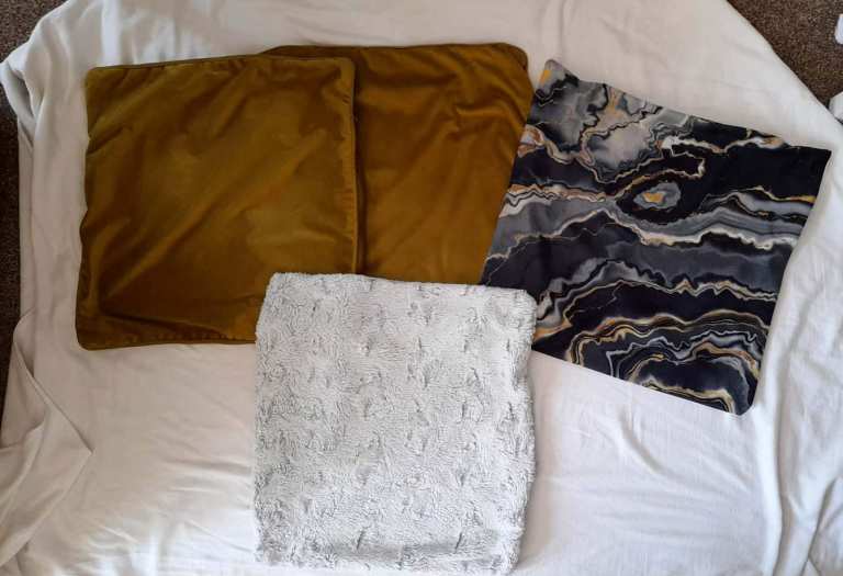 4 cushion covers. Bundle £5