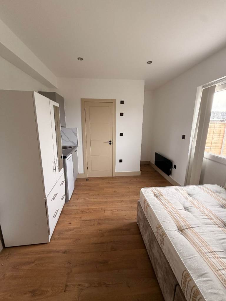 Studio flat to Let in Hillingdon. No deposit, Dss welcome
