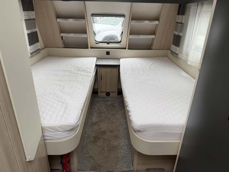 2018 HOBBY De Luxe Edition 495 UL fixed single beds