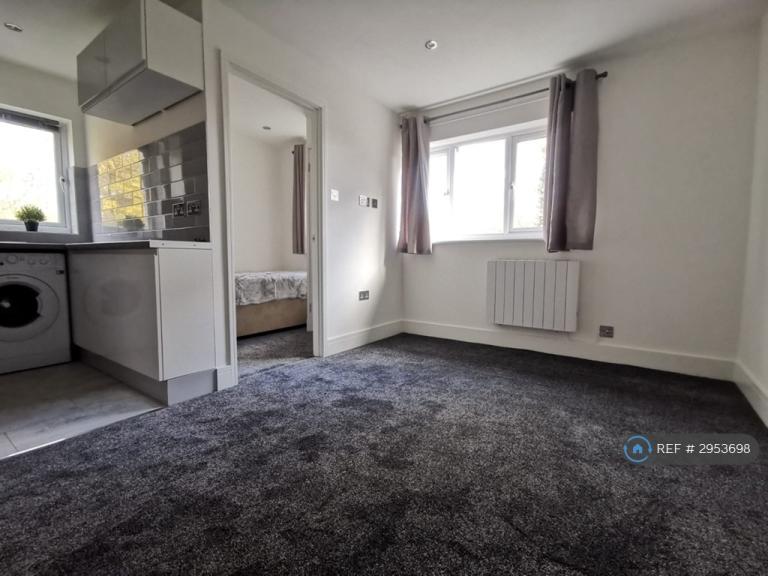 2 bedroom flat in Watersfield Close, Reading, RG6 (2 bed) (#2953698)