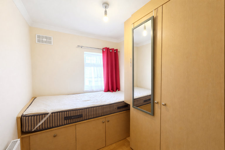 Lovely bedroom available - East/West Croydon Station - Bills Included