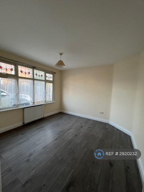 4 bedroom house in Fairfax Drive, Westcliff-On-Sea, SS0 (4 bed) (#2920232)