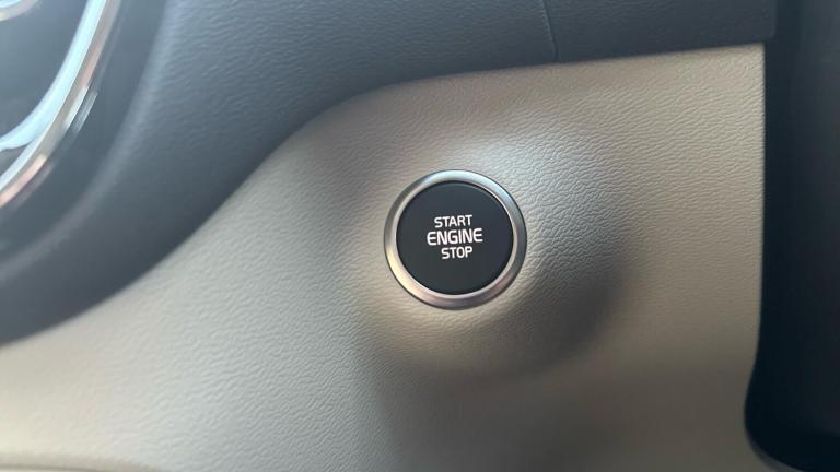  Volvo XC40 2.0 B4 MHEV Ultra Bright DCT Auto Euro 6 (s/s) 5dr Petrol/Electric Hybrid Automatic