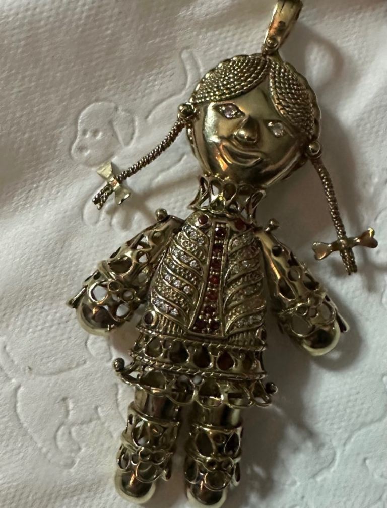 9ct gold over 925 sterling silver rag-doll pendant with lovely detailing and stones.  Weight: 34.5
