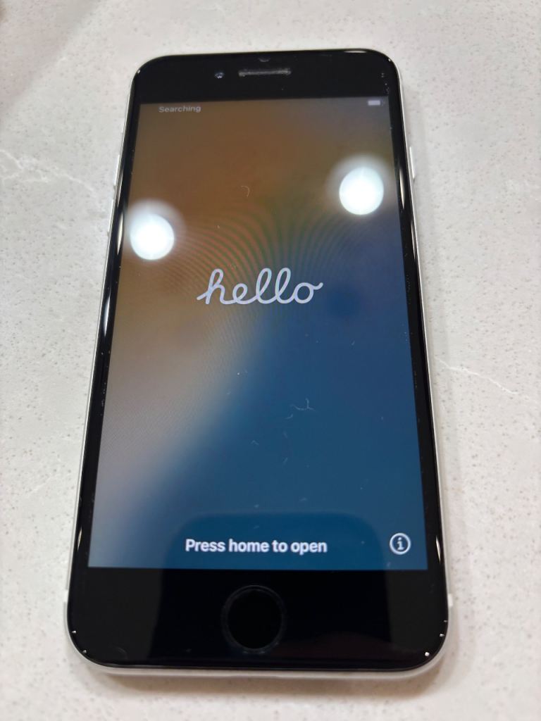 image for iPhone SE 128GB in white locked to EE