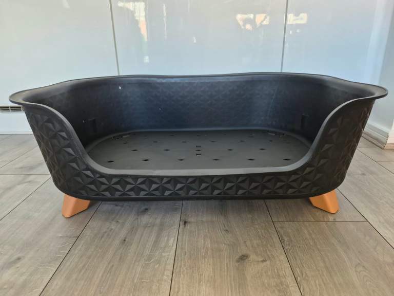 Plastic pet bed