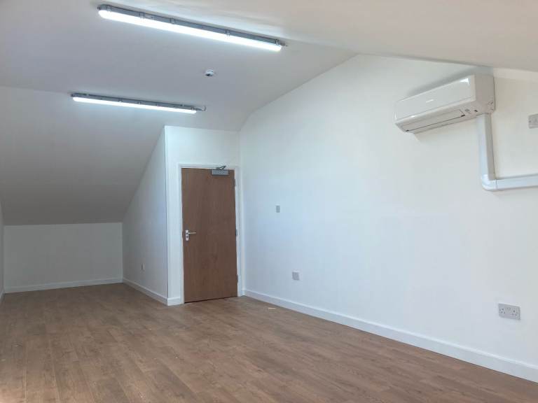 End-of-year savings: Take a unit now and save 40% for 3 months - Rent your space today!