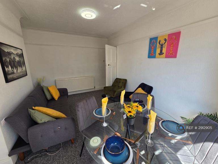 5 bedroom house in Firs Drive, Hounslow, TW5 (5 bed) (#2912905)