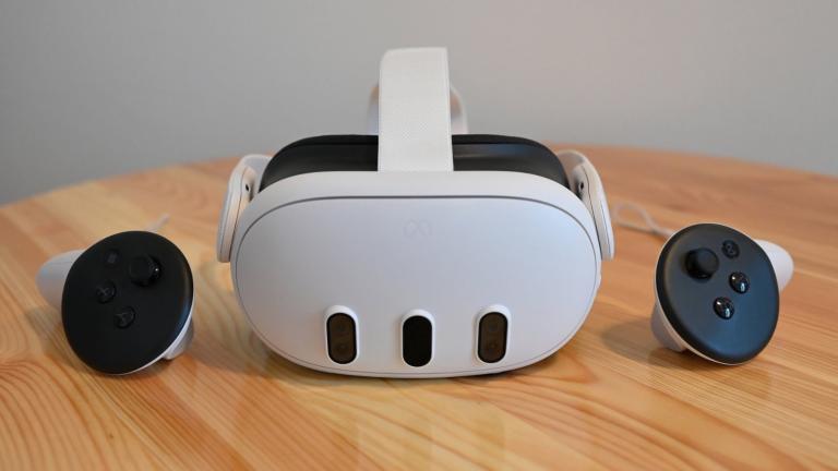 Meta Quest 3 VR Headset with 2 controllers & Hardshell case