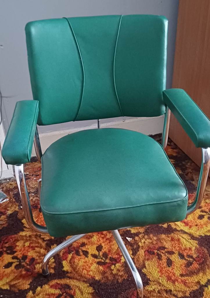 Retro Green Swivel barbers Chair – Good Condition