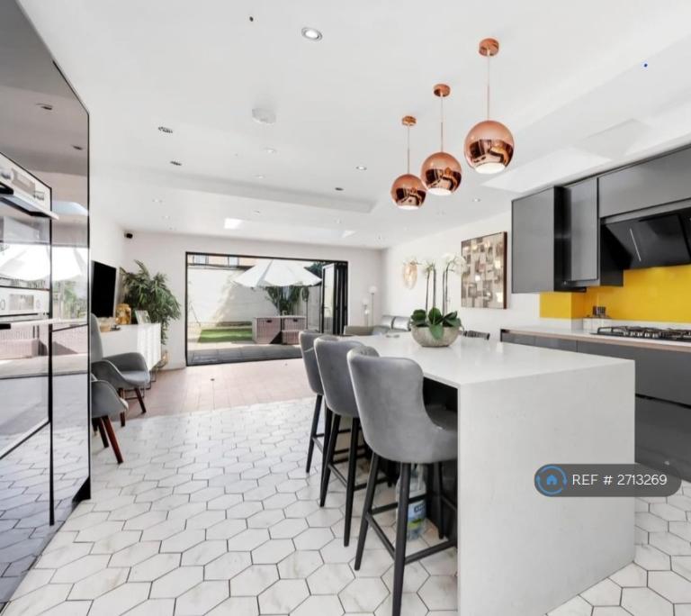 6 bedroom house in Neville Road, London, E7 (6 bed) (#2713269)