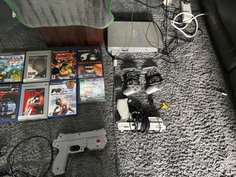 Sony PlayStation 2 Console Bundle with Games lightguns and crt tv  