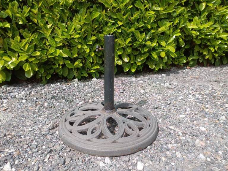 Cast iron parasol base in black