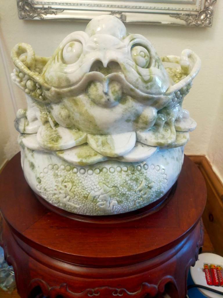 Stunning one piece precious green jade money luck dragon
