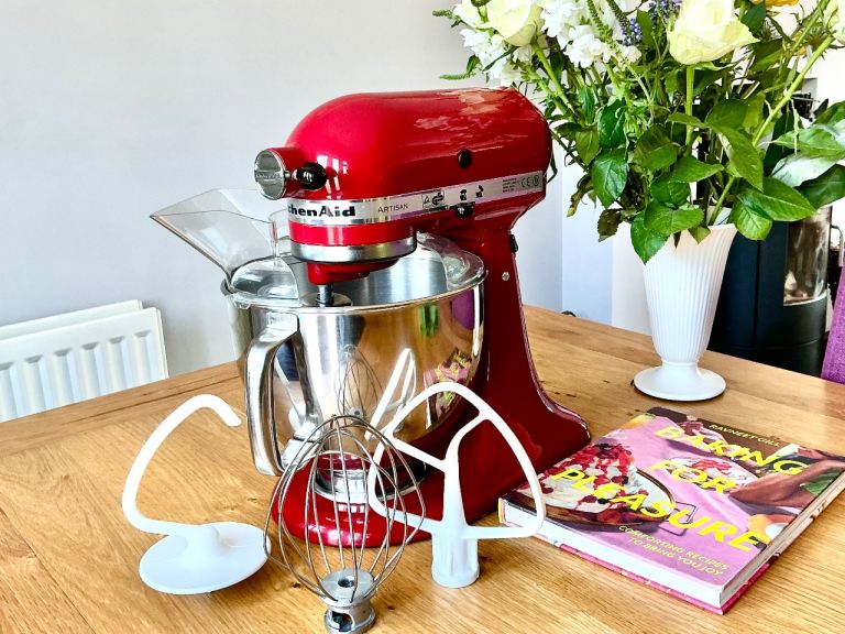 BEAUTIFUL RED KITCHENAID ARTISAN MIXER 4.8 lt 