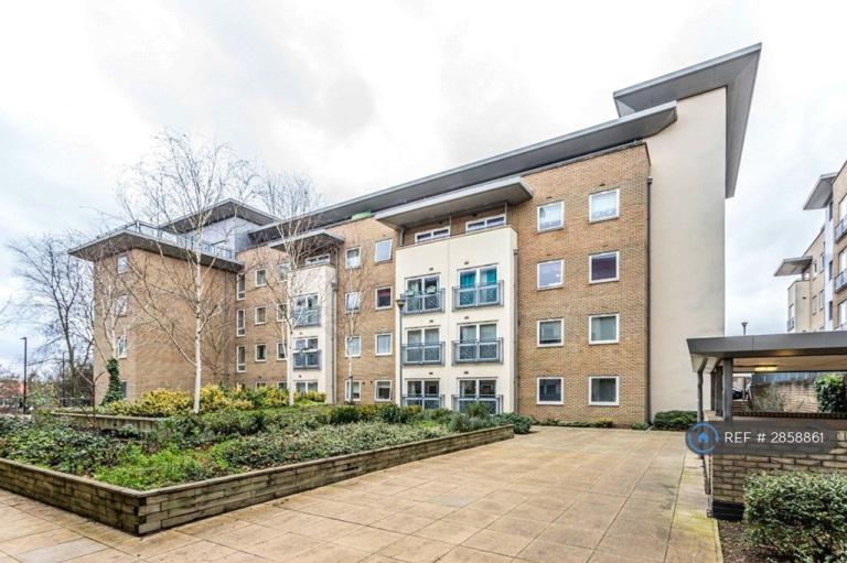 1 bedroom flat in Gean Court, London, N11 (1 bed) (#2858861)