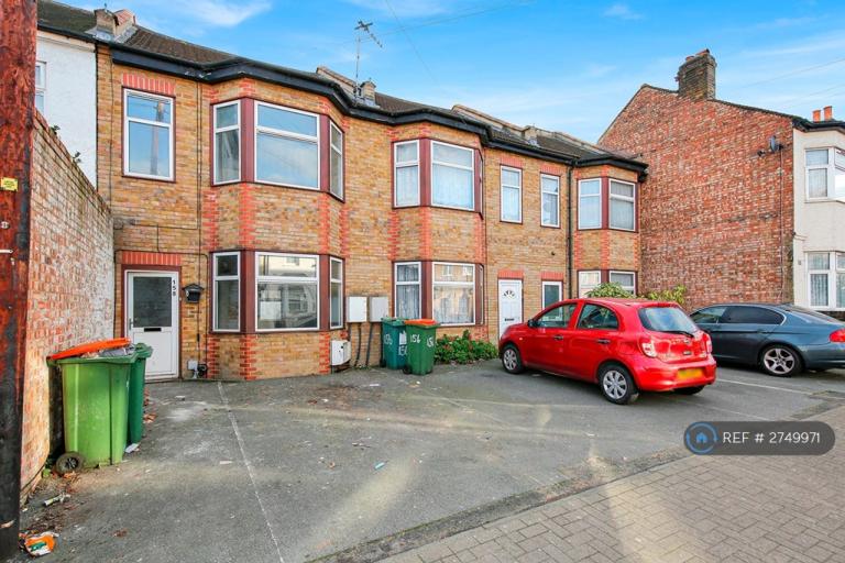 3 bedroom house in Church Road, London, E12 (3 bed) (#2749971)