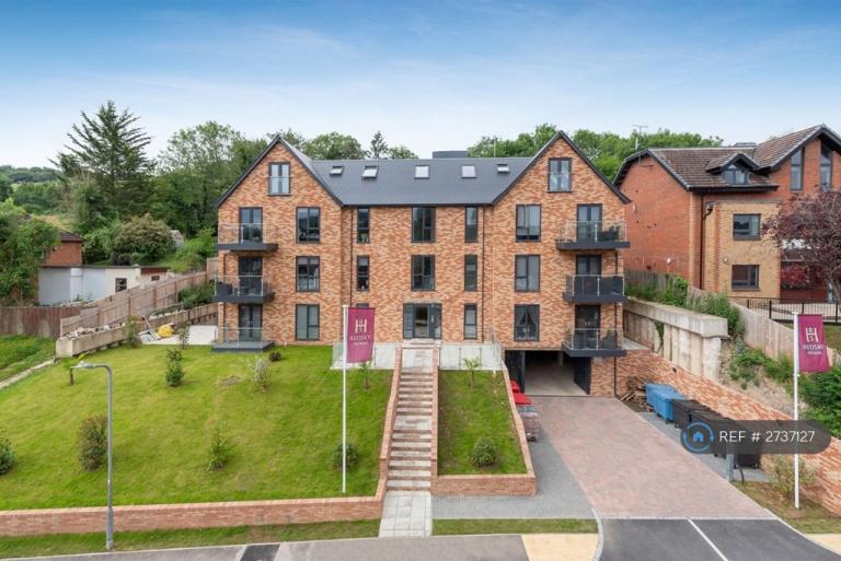 2 bedroom flat in Sekhon House, High Wycombe, HP11 (2 bed) (#2737127)