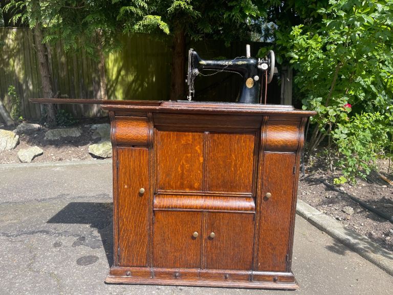 1925 Singer 66K Kilbowie Sewing Machine – Antique Treadle & Original Wooden Cabinet