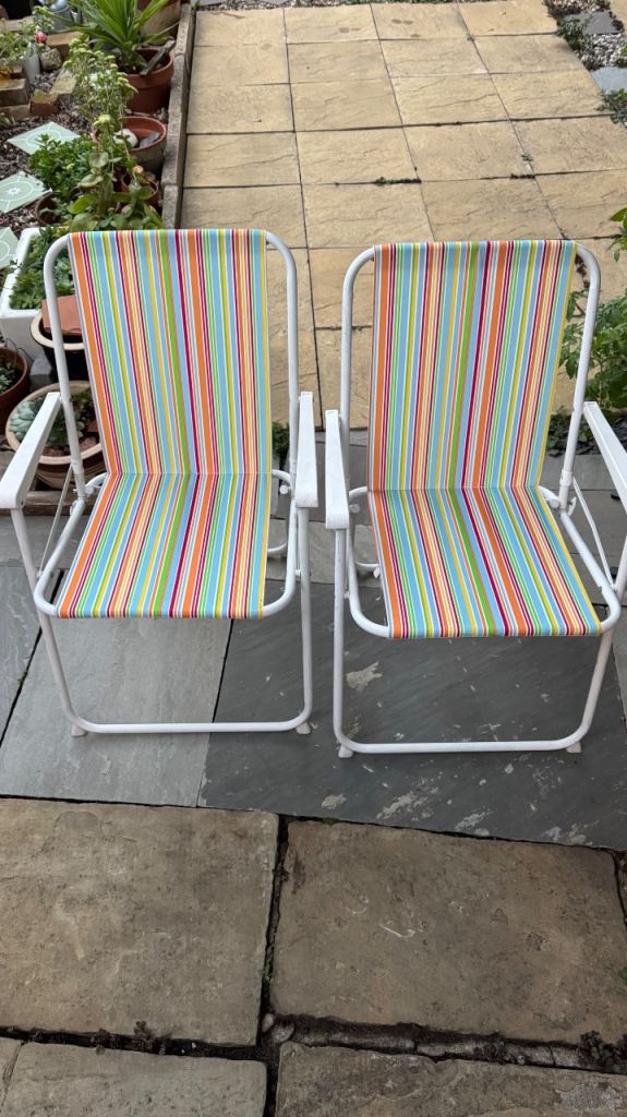 2 folding chairs