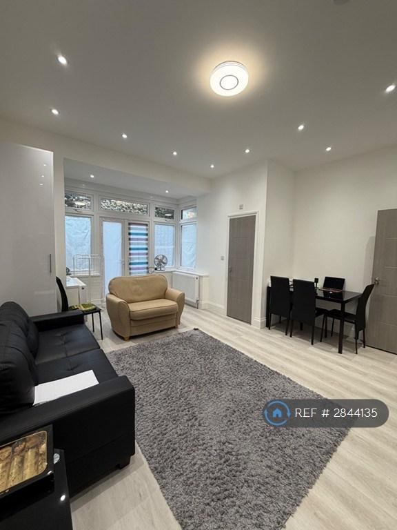 1 bedroom flat in Sandilands Lodge, Sutton, SM1 (1 bed) (#2844135)