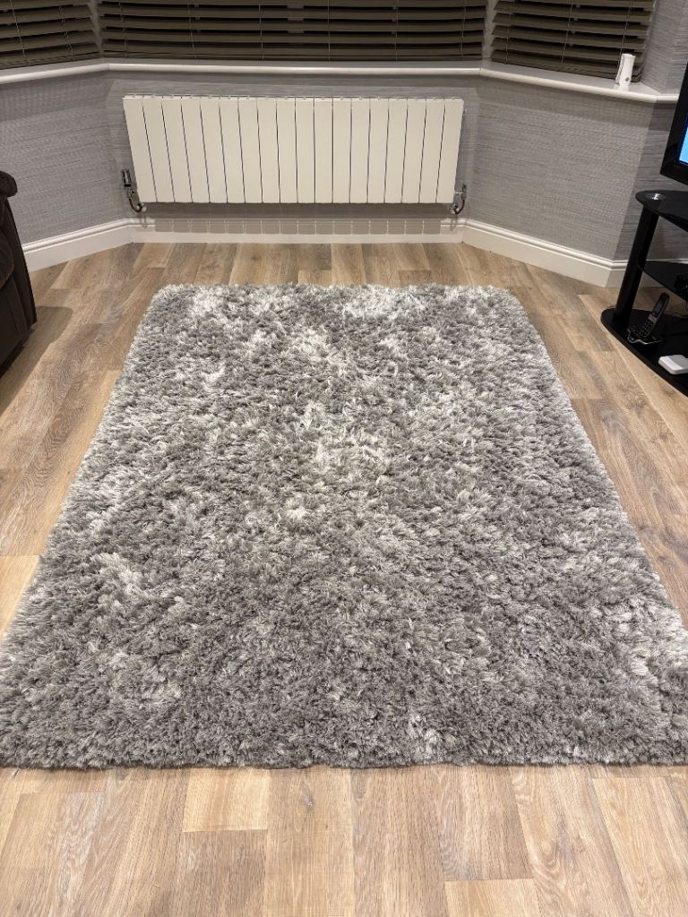 Plush Rug 140 x 200 Silver (Purchased From Furniture Village) Good Condition.