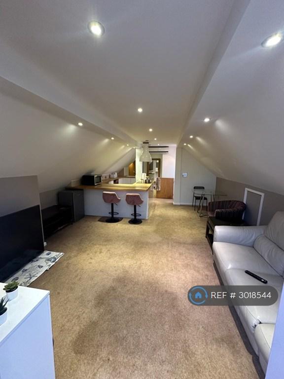 2 bedroom flat in Halls Road, Reading, RG30 (2 bed) (#3018544)