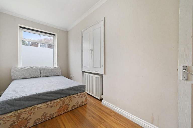 Lovely Small Double Room to rent in East Acton. DSS or working professional. £850pm incl bills&Wifi