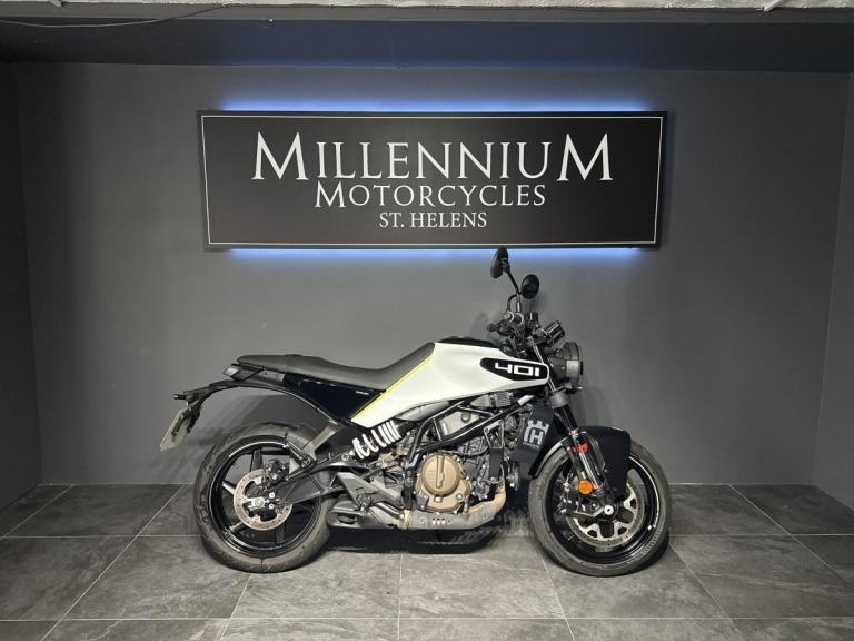 HUSQARNA VITPLEN 401. NAKED STREET BIKE