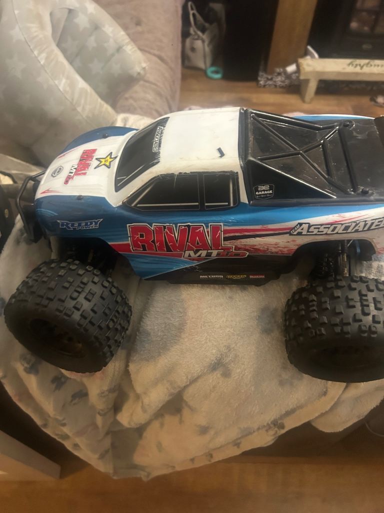 Team associated rival mt10 Rc truck