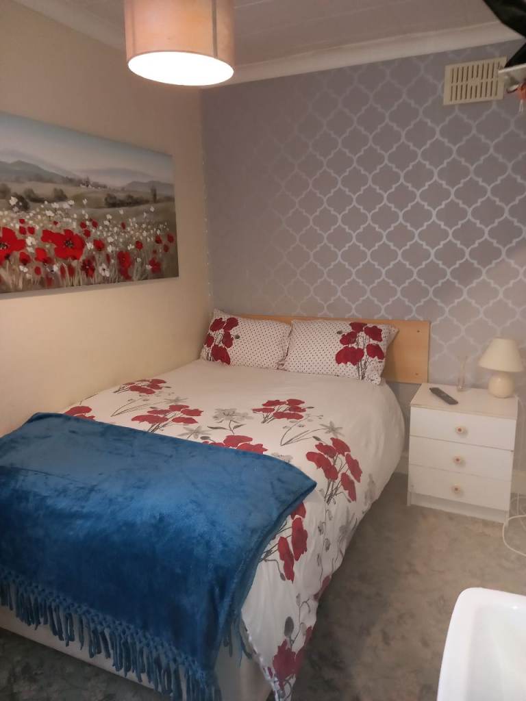 A DOUBLE ROOM WITH SHARED BATHROOM NO BILLS NO DEPOSIT SINGLE WORKER ONLY 