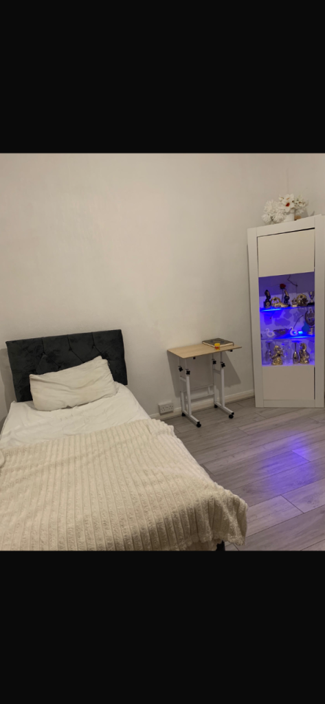 Large room to rent 