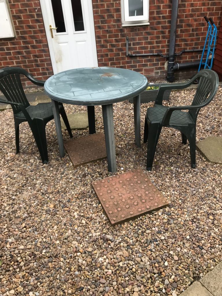 Garden table and 2 chairs £15