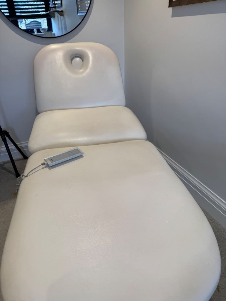 Treatment/ therapy bed 