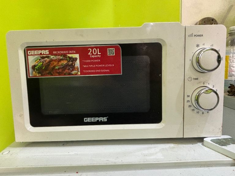 Geepas 20L Microwave Oven - White, Good Condition