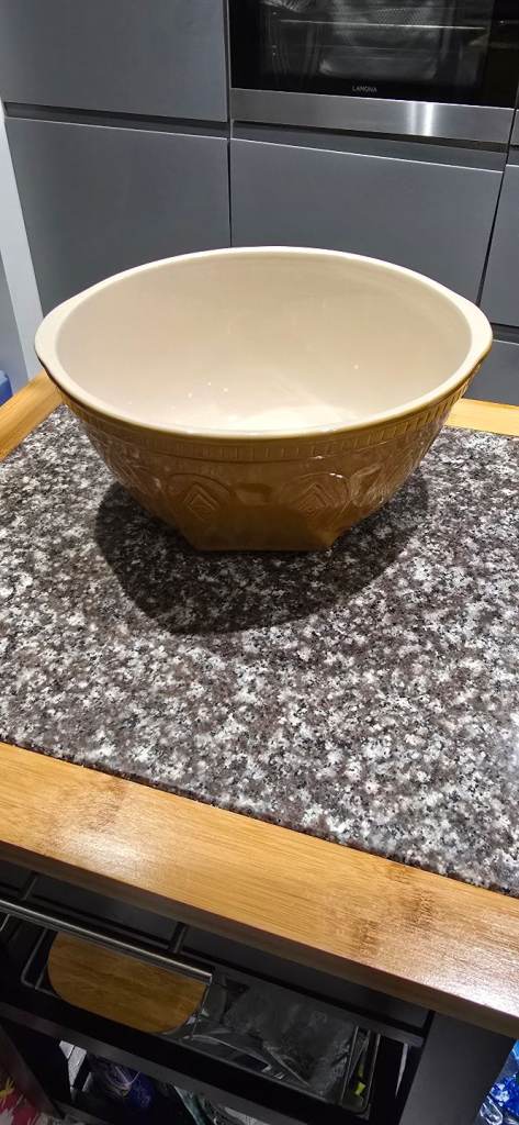 Ceramic mixing bowl,2 metal bowls and blender