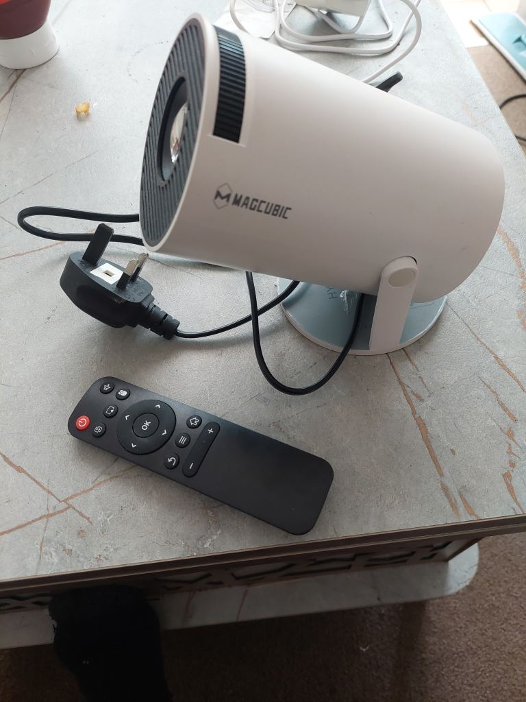 MAGCUBIC Projector with Remote – As Good As New