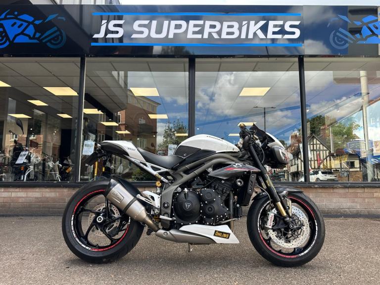 TRIUMPH SPEED TRIPLE RS 1050cc 2018 - GREAT SPECIFICATION - LOVELY EXAMPLE